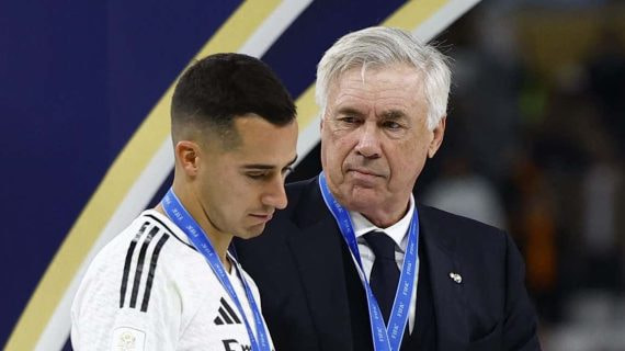 Ancelotti mira fijamente a Lucas Vázquez después de ganar la Intercontinental en Doha.
