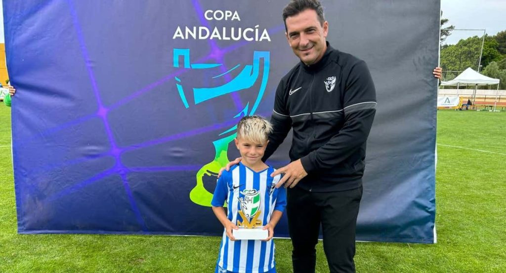 El hijo de Apoño recibiendo el MVP en la Copa Anadalucía del pasado junio.