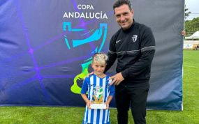 El hijo de Apoño recibiendo el MVP en la Copa Anadalucía del pasado junio.