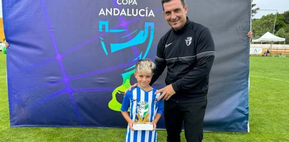 El hijo de Apoño recibiendo el MVP en la Copa Anadalucía del pasado junio.