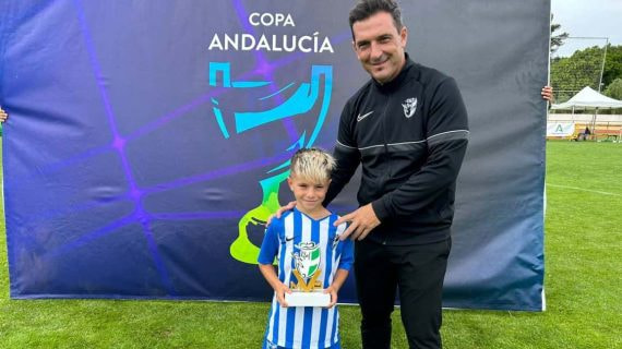 El hijo de Apoño recibiendo el MVP en la Copa Anadalucía del pasado junio.