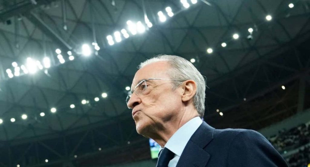 Florentino Pérez, entrando al campo.