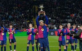 Araujo, con el trofeo de la Supercopa de España.