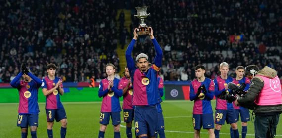 Araujo, con el trofeo de la Supercopa de España.