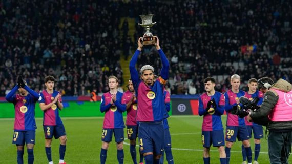 Araujo, con el trofeo de la Supercopa de España.