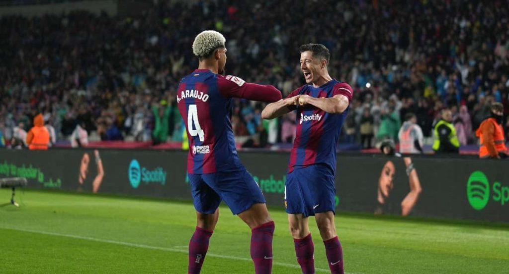 Robert Lewandowski con Ronald Araujo.