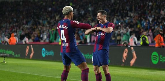 Robert Lewandowski con Ronald Araujo.