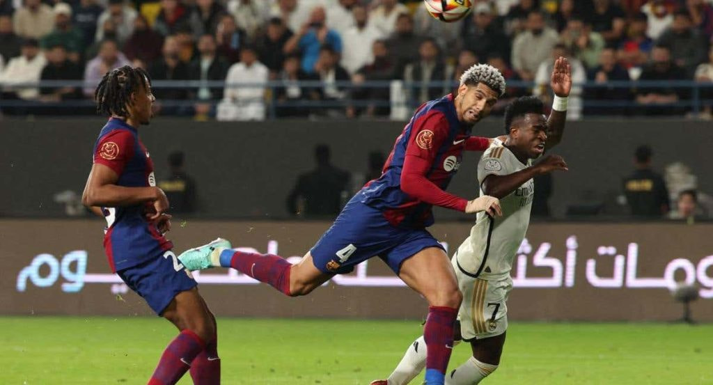 Araujo cometió penalti sobre Vinicius en la final de 2024.