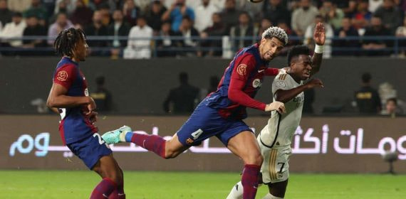 Araujo cometió penalti sobre Vinicius en la final de 2024.