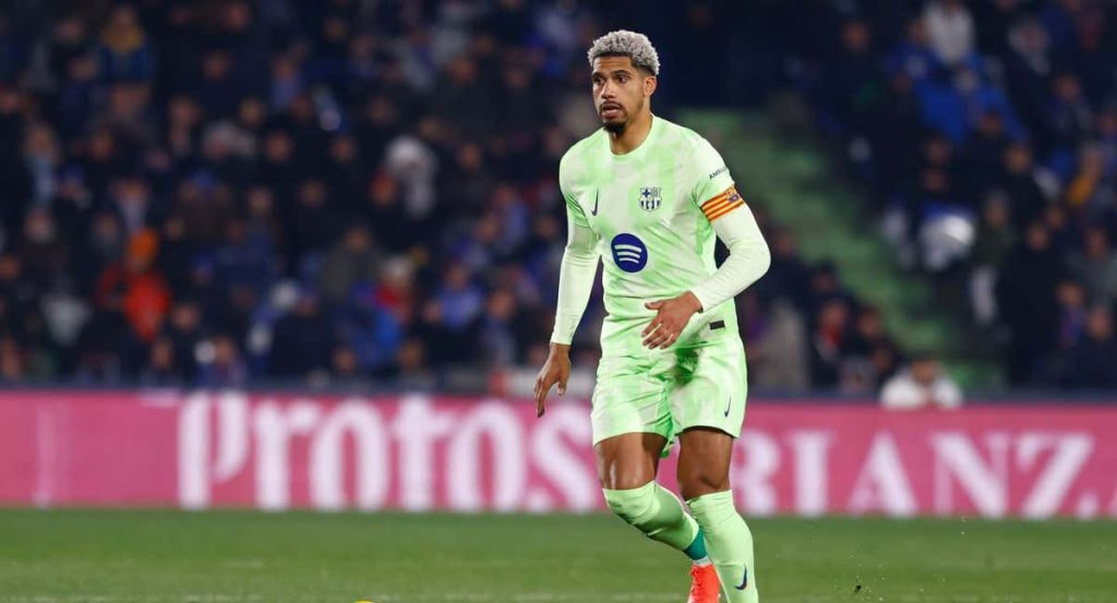 Ronald Araujo ante el Getafe.
