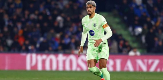 Ronald Araujo ante el Getafe.