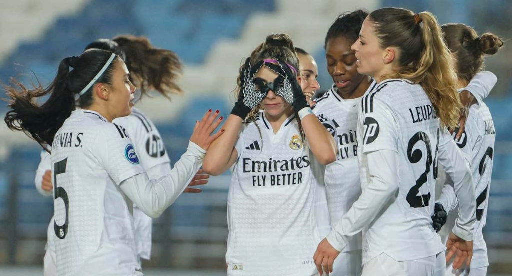 Athenea del Castillo celebrando un gol.