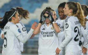 Athenea del Castillo celebrando un gol.