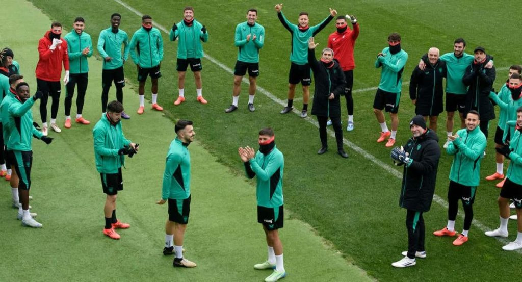 Los jugadores del Athletic saludan con buen ambiente antes de viajar a Arabia Suadí.