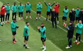 Los jugadores del Athletic saludan con buen ambiente antes de viajar a Arabia Suadí.
