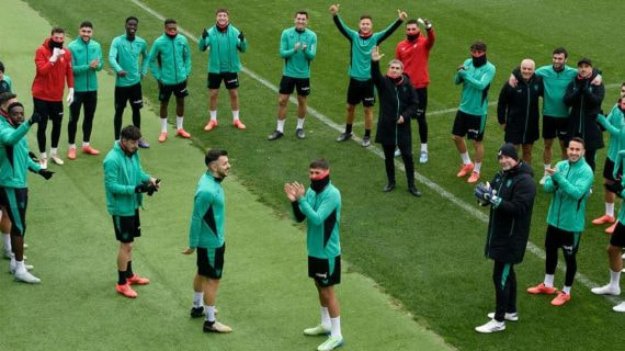 Los jugadores del Athletic saludan con buen ambiente antes de viajar a Arabia Suadí.