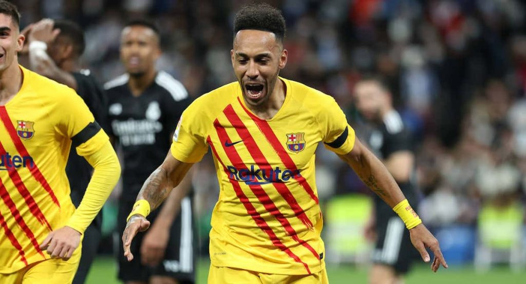 Aubameyang celebra un gol con la camiseta del Barcelona.