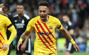 Aubameyang celebra un gol con la camiseta del Barcelona.