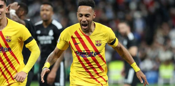 Aubameyang celebra un gol con la camiseta del Barcelona.