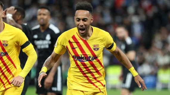 Aubameyang celebra un gol con la camiseta del Barcelona.