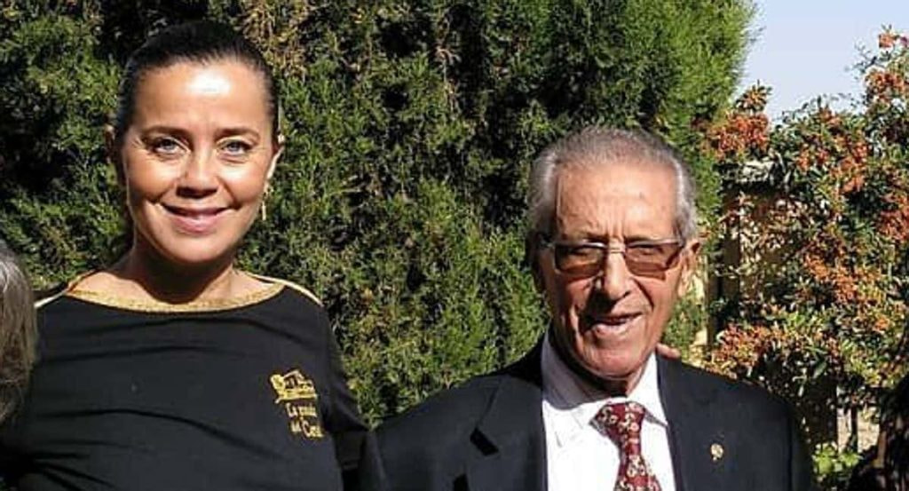 Federico Martín Bahamontes posa con Victoria Sahagún, la hija que adoptó a los 91 años.