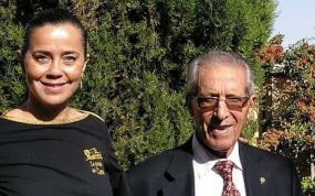 Federico Martín Bahamontes posa con Victoria Sahagún, la hija que adoptó a los 91 años.