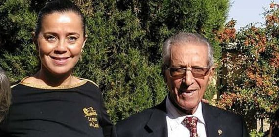 Federico Martín Bahamontes posa con Victoria Sahagún, la hija que adoptó a los 91 años.