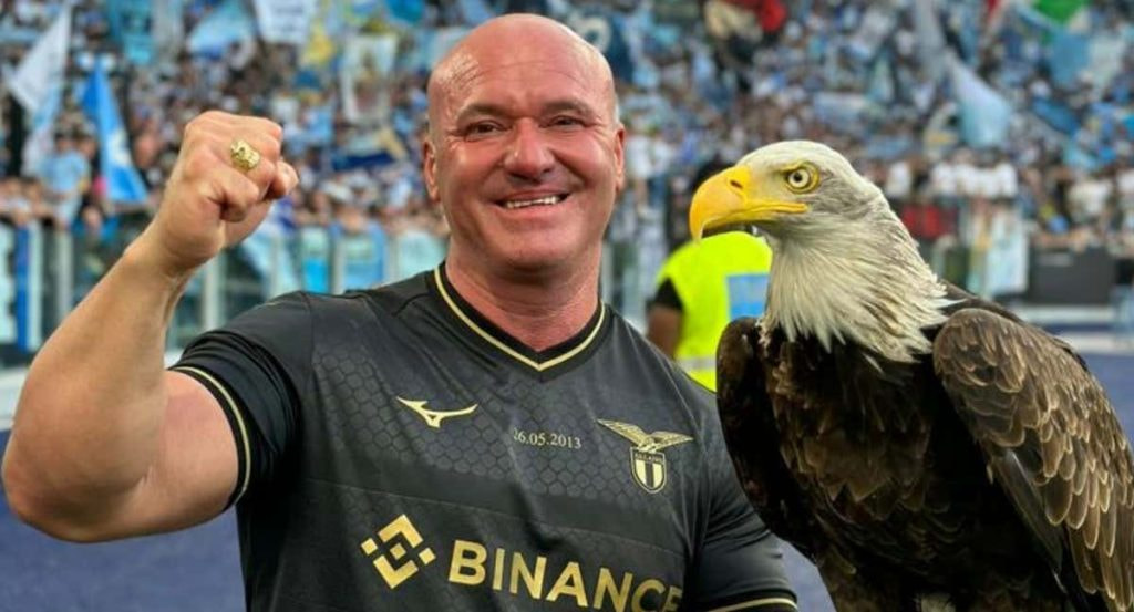 Juan Bernabé, con el águila Olimpia.