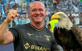 Juan Bernabé, con el águila Olimpia.