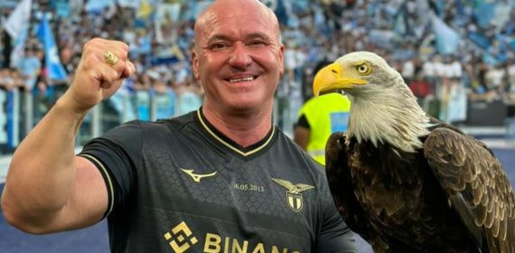 Juan Bernabé, con el águila Olimpia.