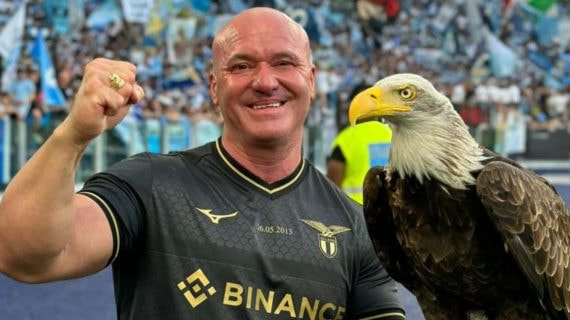 Juan Bernabé, con el águila Olimpia.