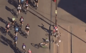 John Degenkolb es atendido tras el fortísimo impacto en la tercera etapa del AlUla Tour.