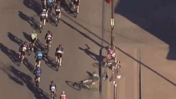 John Degenkolb es atendido tras el fortísimo impacto en la tercera etapa del AlUla Tour.