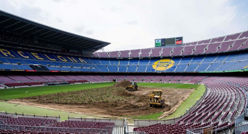 Máquinas trabajando en el Camp Nou antes de ser derribado.
