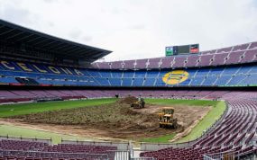 Máquinas trabajando en el Camp Nou antes de ser derribado.
