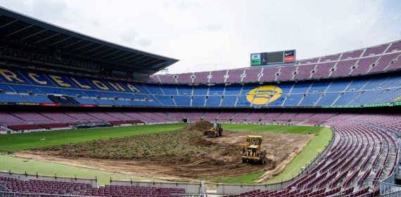 Máquinas trabajando en el Camp Nou antes de ser derribado.