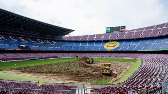 Máquinas trabajando en el Camp Nou antes de ser derribado.