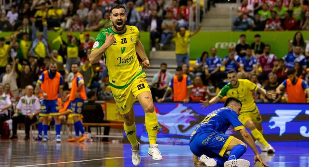Chino celebra un gol con el Jaén Paraíso Interior.