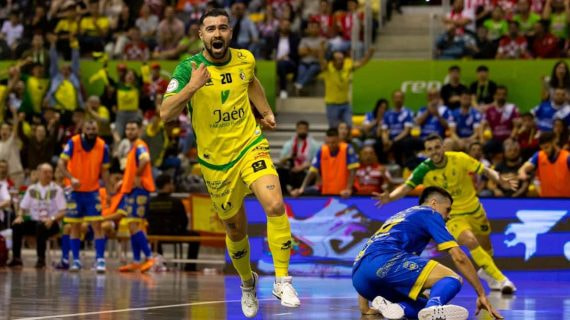 Chino celebra un gol con el Jaén Paraíso Interior.