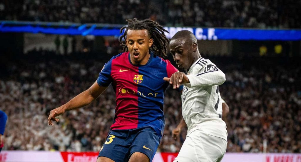 Jules Koundé y Ferland Mendy durante El Clásico de la Temporada 24/25 en el Santiago Bernabéu.