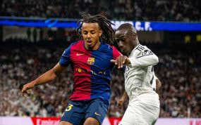Jules Koundé y Ferland Mendy durante El Clásico de la Temporada 24/25 en el Santiago Bernabéu.
