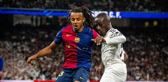 Jules Koundé y Ferland Mendy durante El Clásico de la Temporada 24/25 en el Santiago Bernabéu.