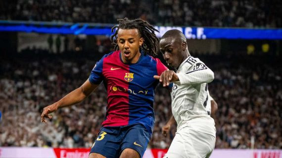 Jules Koundé y Ferland Mendy durante El Clásico de la Temporada 24/25 en el Santiago Bernabéu.