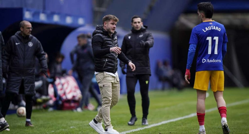 Ferran Costa, dirigiendo un partido con el Andorra.