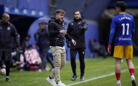 Ferran Costa, dirigiendo un partido con el Andorra.