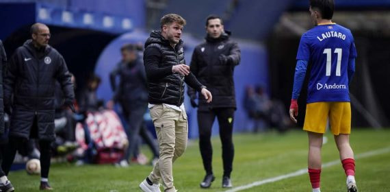 Ferran Costa, dirigiendo un partido con el Andorra.