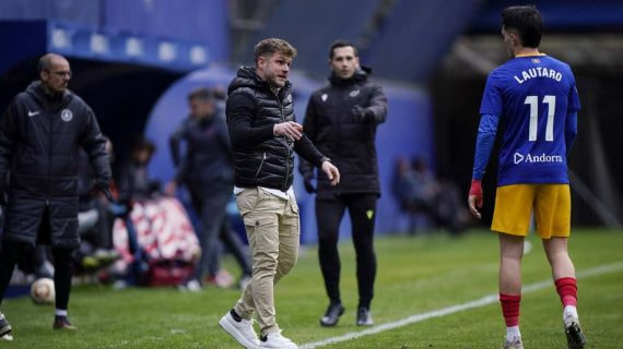 Ferran Costa, dirigiendo un partido con el Andorra.