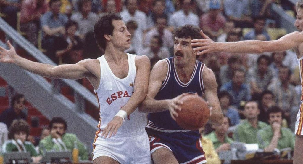 Dalipagic (d) defendido por Corbalán durante un España-Yugoslavia de los JJOO de 1980.