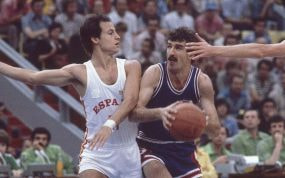 Dalipagic (d) defendido por Corbalán durante un España-Yugoslavia de los JJOO de 1980.