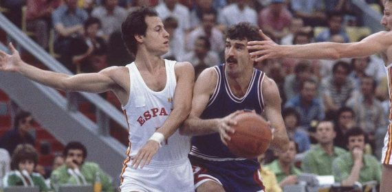 Dalipagic (d) defendido por Corbalán durante un España-Yugoslavia de los JJOO de 1980.
